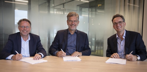 V.l.n.r. Rob Brenninkmeijer (directeur Digitalis), Eric Scheppink (voorzitter Raad van Bestuur NHG), Mark van Vliet (directeur Stichting Health Base)